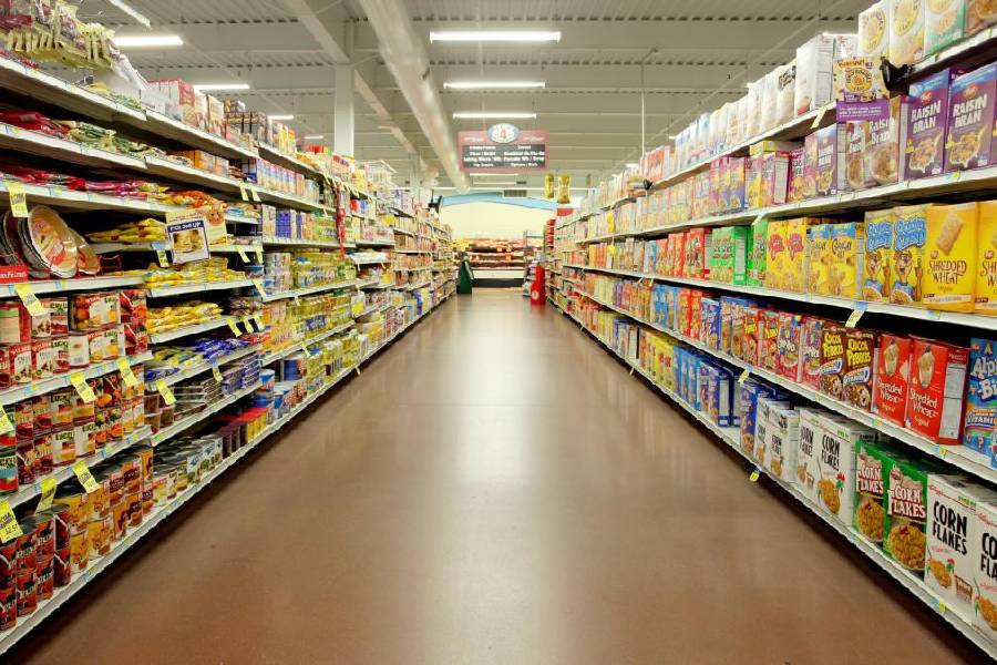 Supermercado con góndolas